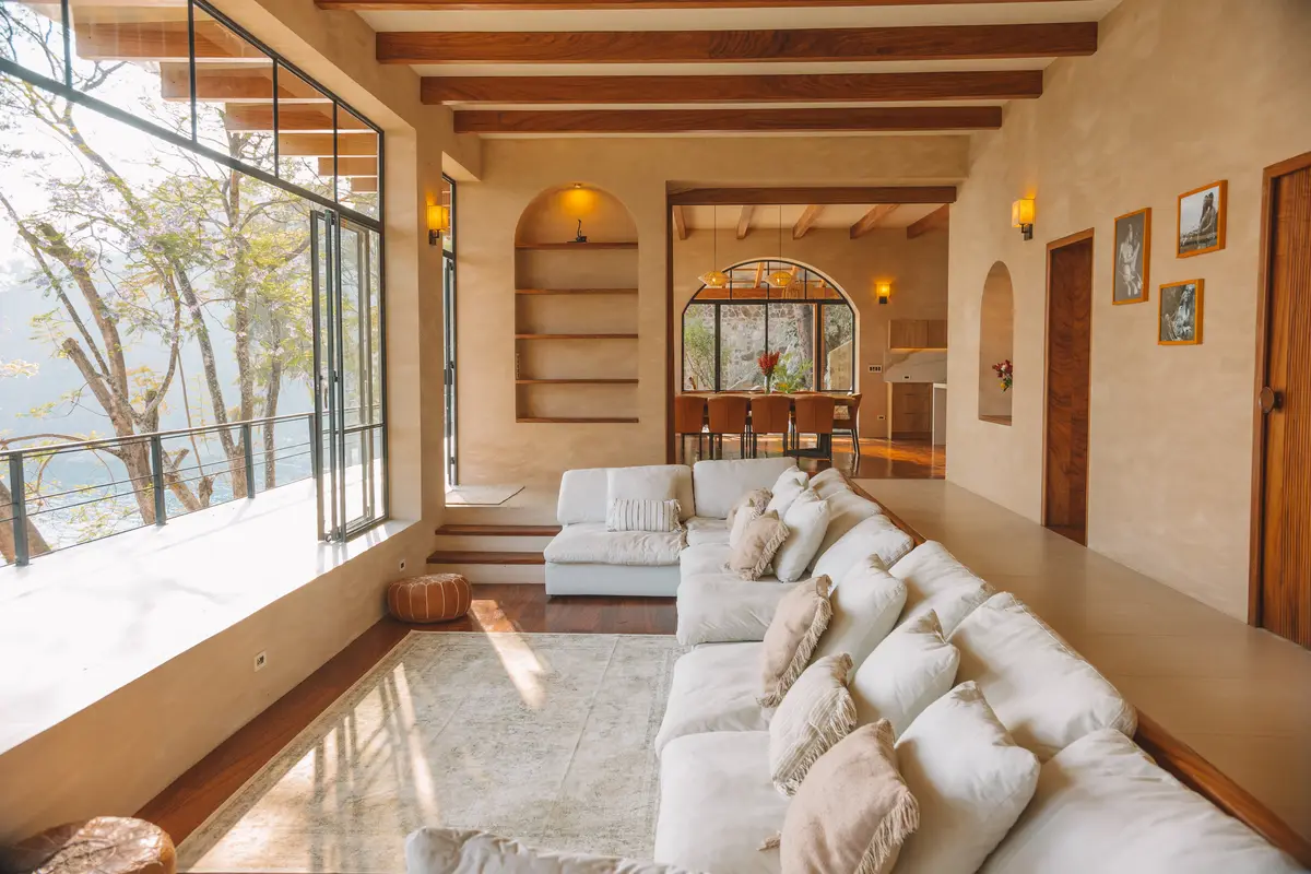 Lakeside sanctuary and lush grounds at Casa Floresta